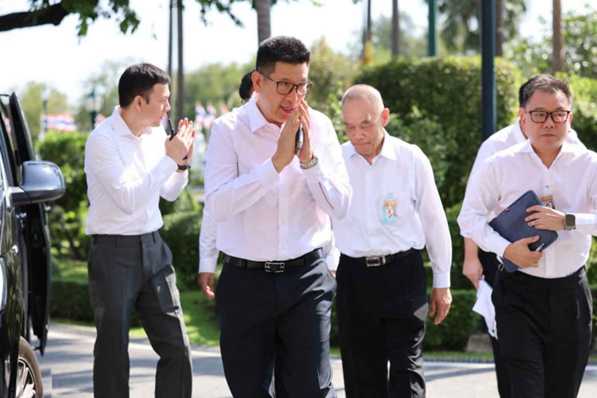 Đến dự cuộc họp nội các tại Phủ Thủ tướng hôm 10/3, các bộ trưởng và nhân viên công vụ không mặc cà vạt và áo vest như thường lệ - Ảnh: Phủ Thủ tướng Thái Lan/Bangkok Post