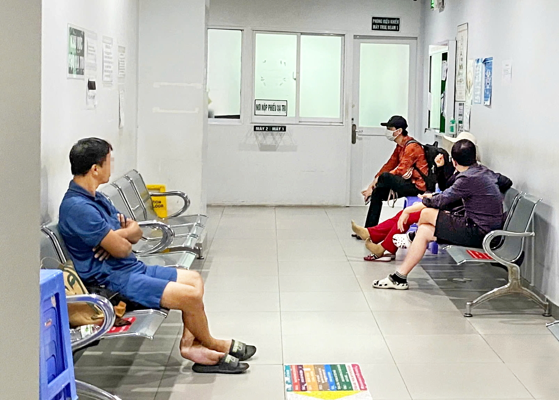 Người bệnh đang đợi xạ trị tại Bệnh viện Ung Bướu TPHCM