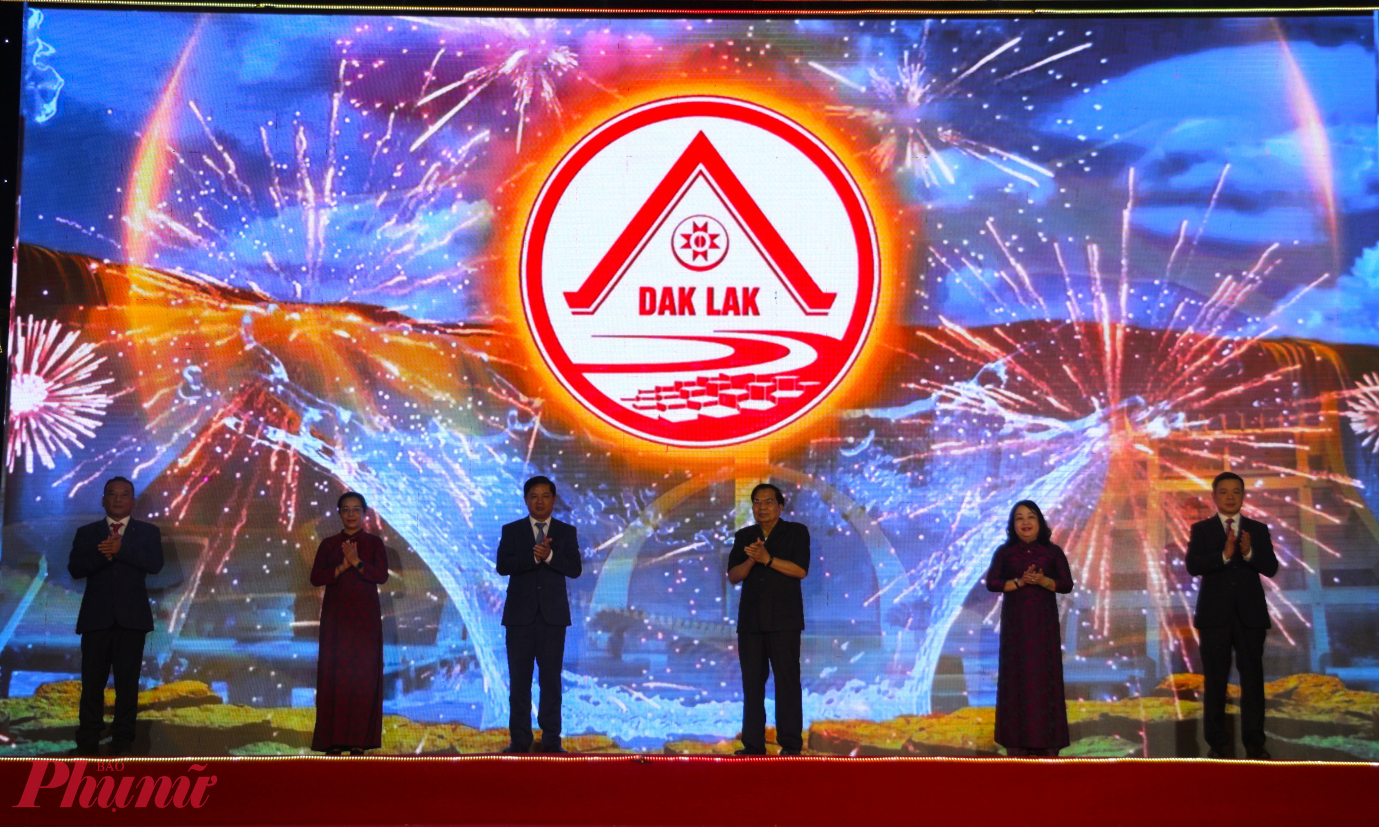 Các  lãnh đạo tỉnh lên sân khấu ấn nút công bố Logo chính thức của tỉnh Đắk Lắk