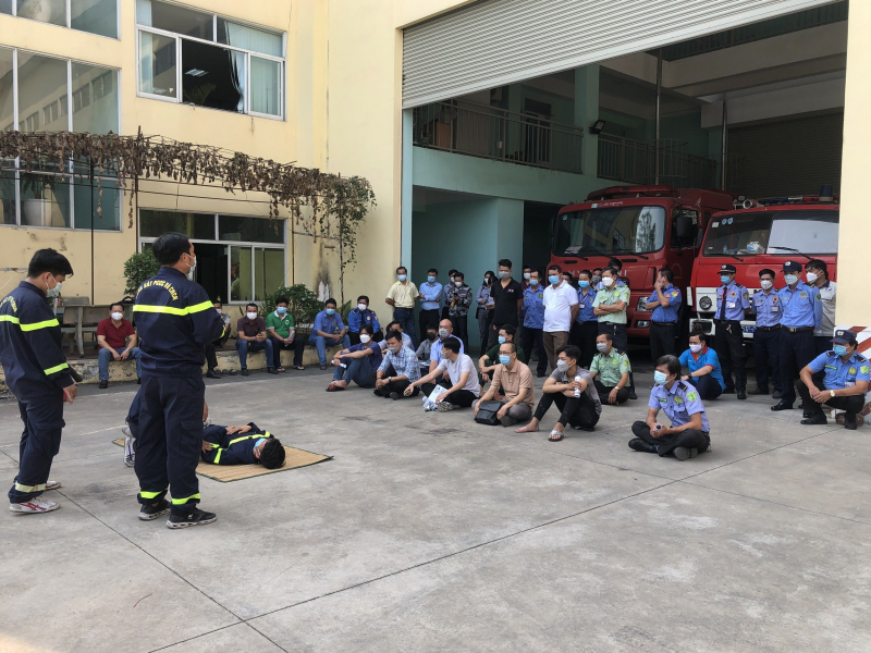 Đội ngũ bảo vệ tại một chung cư được tập huấn phòng cháy chữa cháy (Ảnh minh họa)