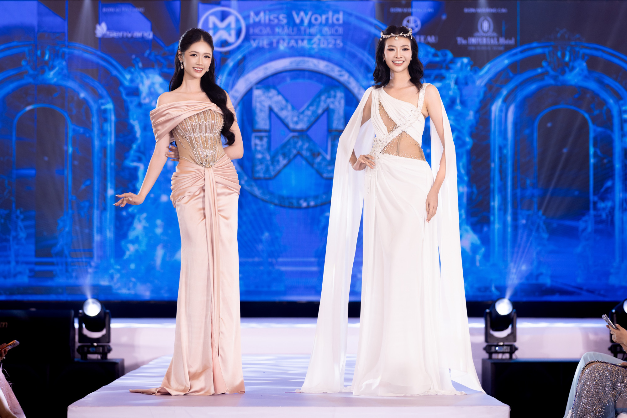 Thí sinh Nguyễn Lan Nhi (trái) và Nguyễn Đào Tuyên Dương (phải) trong sự kiện diễn ra vào chiều 10/3, tại TPHCM