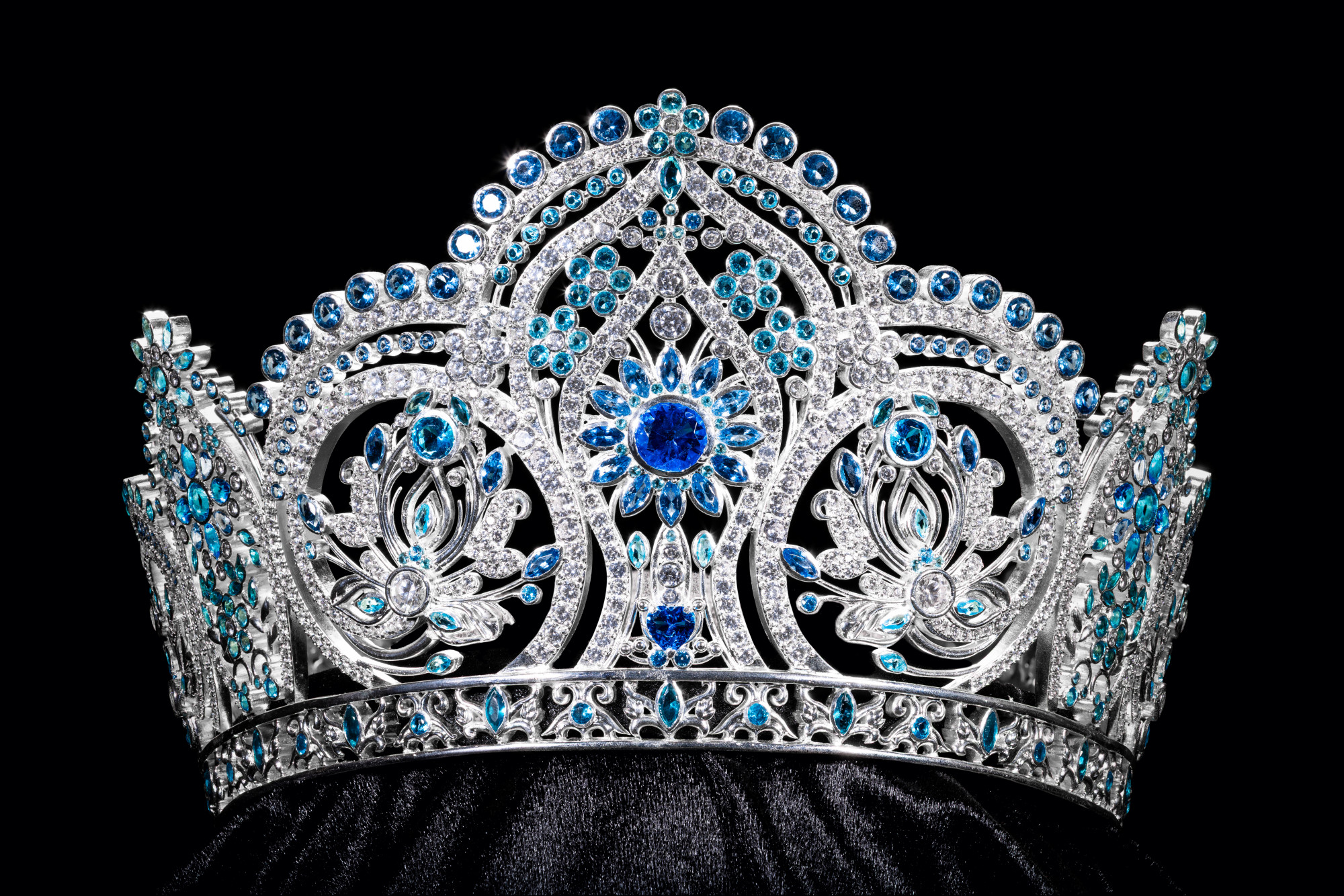 Cận cảnh chiếc vương miện Trân hoa tứ quý