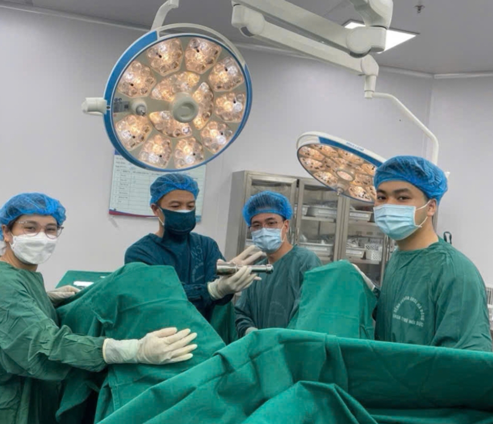 Bác sĩ lấy dị vật là chày kim loại ra khỏi cơ thể bệnh nhân - ảnh: Bệnh viện cung cấp