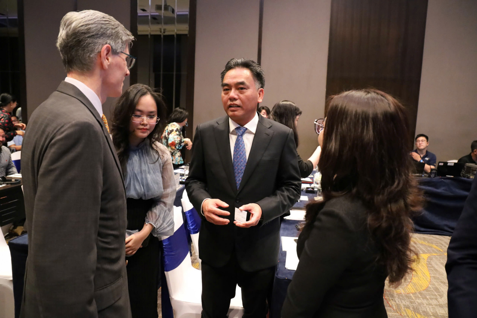 Ông Nguyễn Lộc Hà - Phó chủ tịch UBND TPHCM trao đổi với các diễn giả tại sự kiện