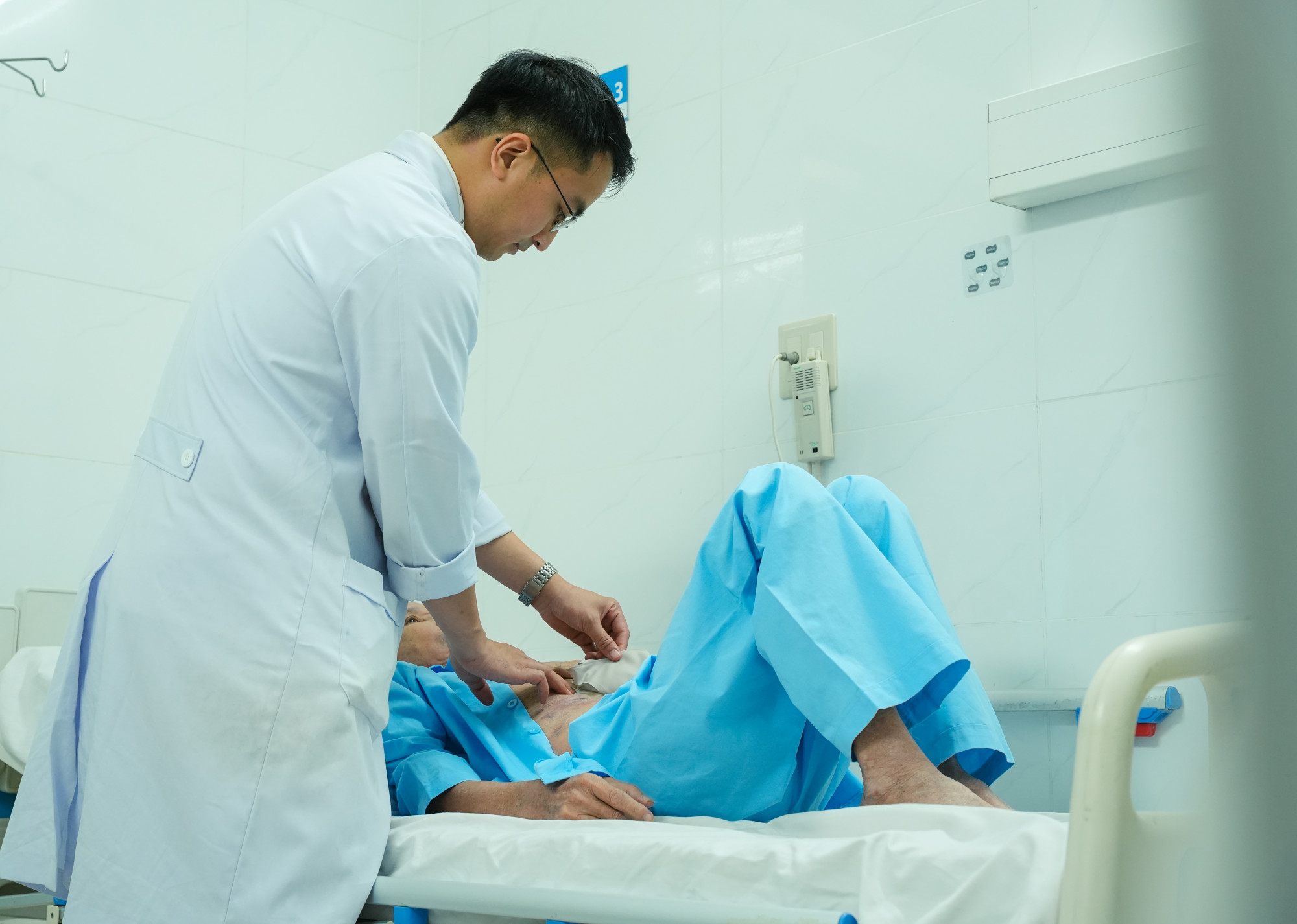 Bác sĩ thăm khám lại cho ông T., ảnh BVCC