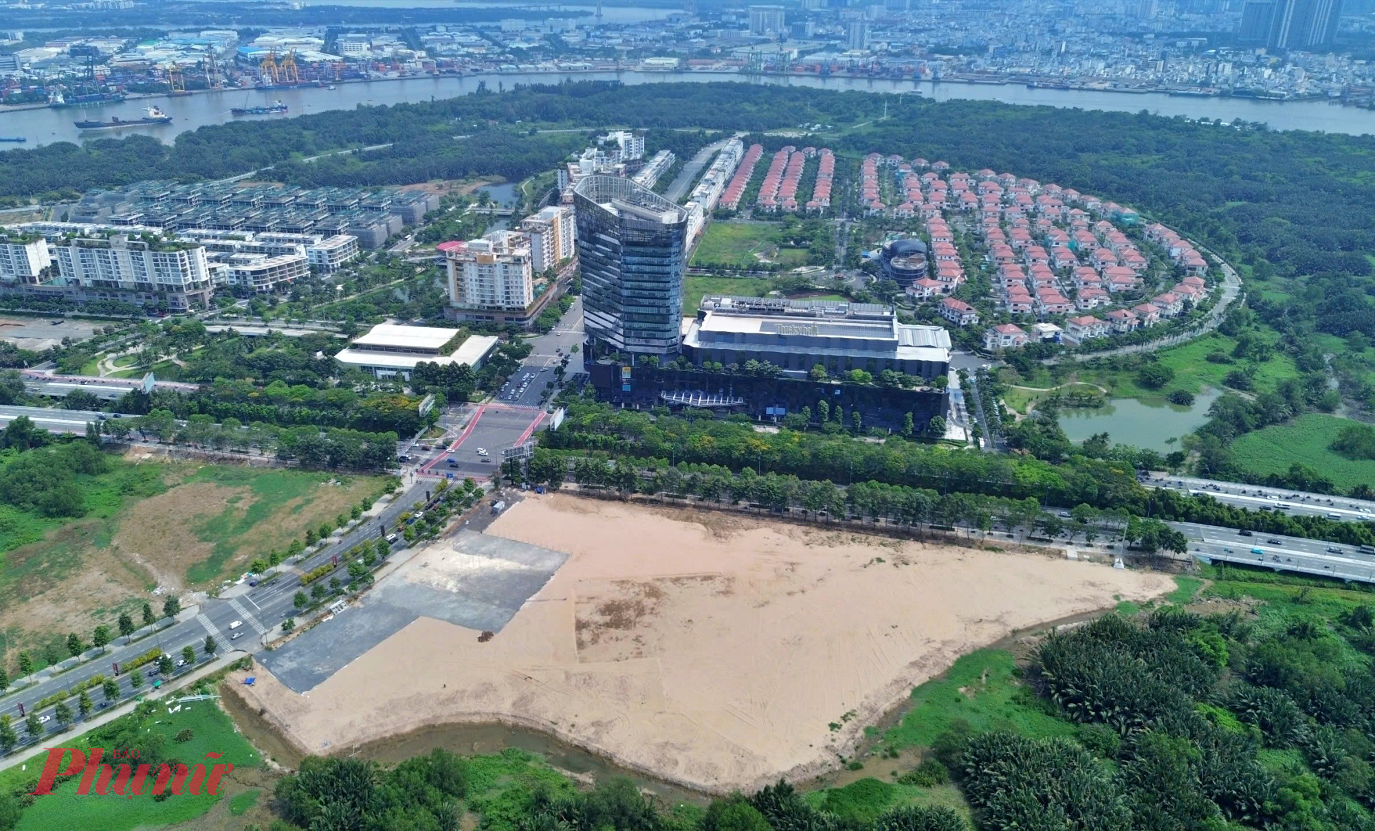 Ở phía còn lại, công trình tiếp giáp không gian công cộng xanh và mặt nước của Hồ trung tâm Thủ Thiêm, tạo nên sự kết hợp giữa không gian hành chính - chính trị trang nghiêm với khu sinh hoạt cộng đồng mở.