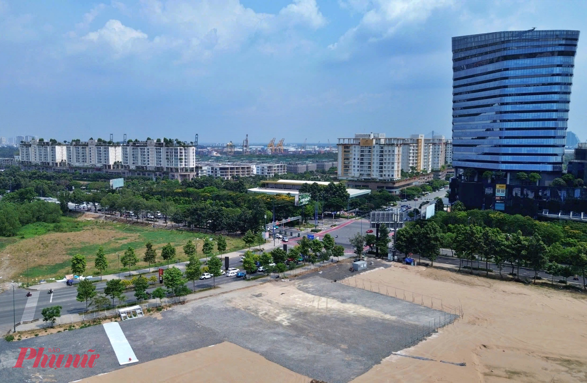 Theo quy hoạch chi tiết, khối nhà Trung tâm Hành chính - Chính trị sẽ có diện tích khoảng 7,84ha, chiều cao tối đa 30 tầng, được thiết kế trải dài theo trục đường Tố Hữu, hướng tầm nhìn về Quảng trường trung tâm, tạo điểm nhấn kiến trúc nổi bật cho toàn khu.