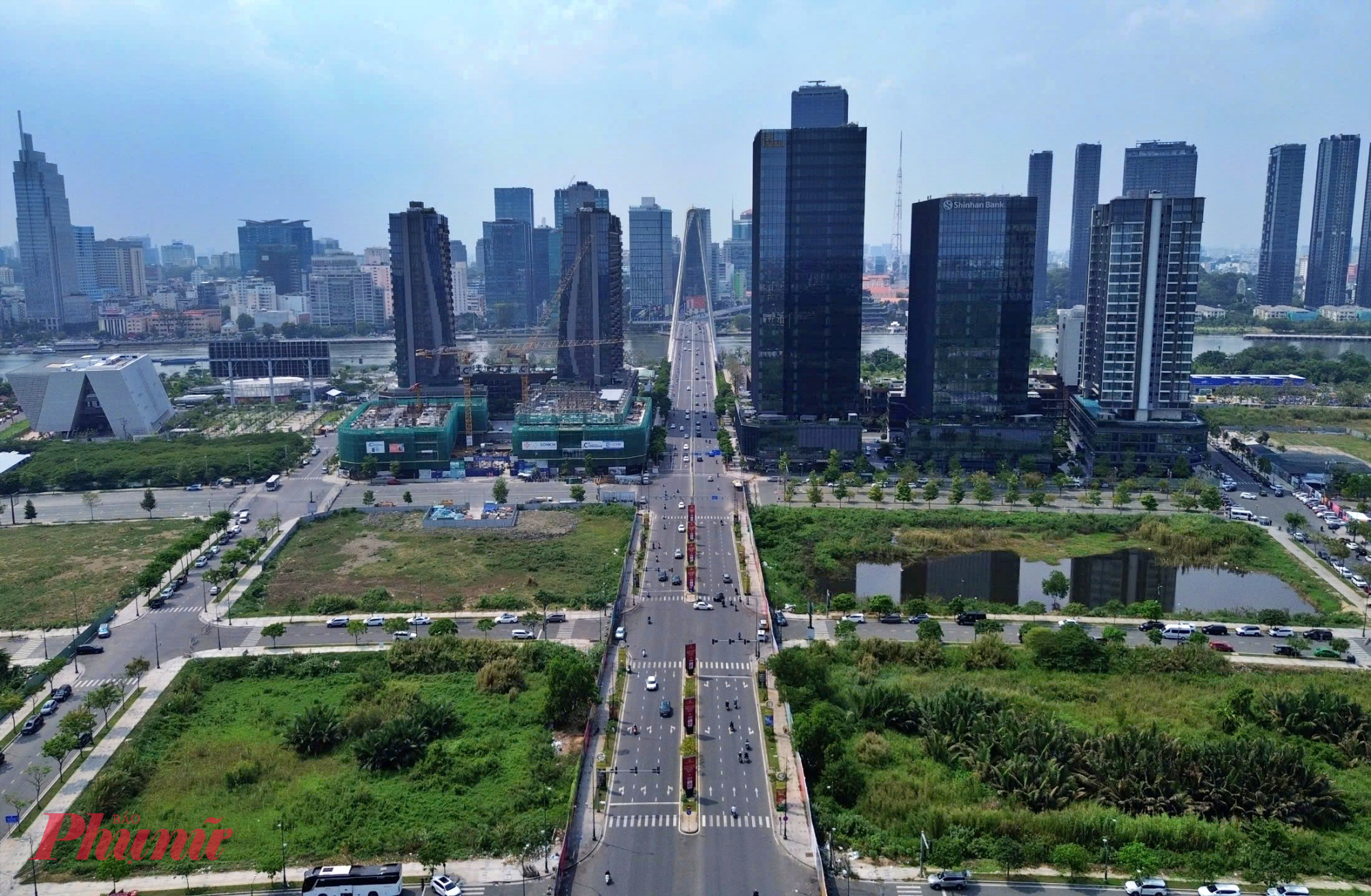 Công trình nằm cạnh Quảng trường trung tâm Thủ Thiêm, nơi dự kiến tổ chức các sự kiện chính trị, lễ hội và hoạt động văn hóa lớn của thành phố. Khu vực này cũng nằm trên trục cảnh quan kết nối không gian đô thị từ Quảng trường Mê Linh ở trung tâm lịch sử qua sông Sài Gòn sang khu trung tâm mới tại Thủ Thiêm.