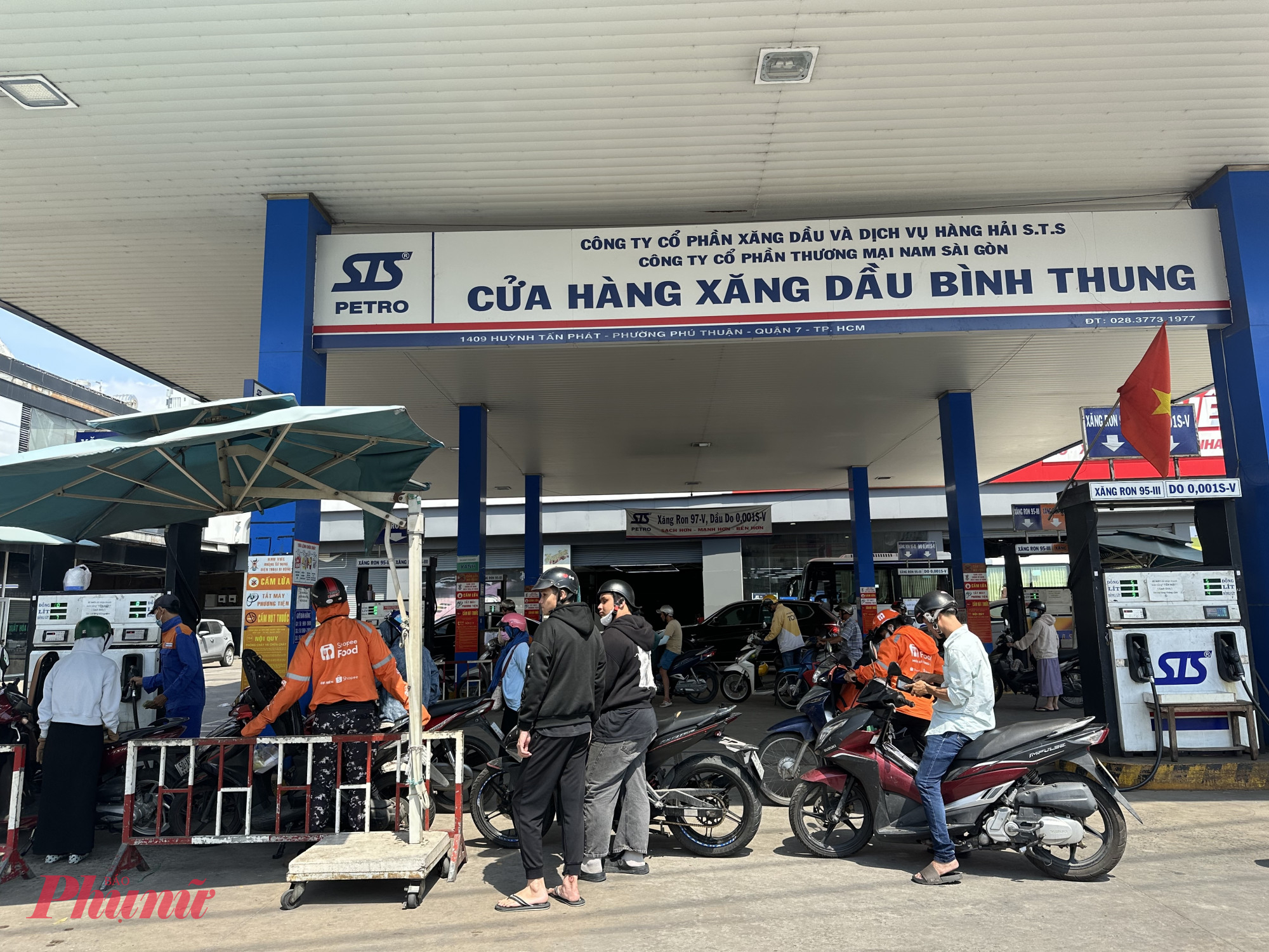 Tình hình tại cây xăng Bình Thung trên đường Huỳnh Tấn Phát (P. Phú Mỹ, TP.HCM) chiều nay lúc 13:58 ngày 10/03/2026. Được biết,Dựa theo giá thành phẩm xăng dầu thế giới, một số doanh nghiệp kinh doanh xăng dầu cho biết đã nhận được thông báo từ đơn vị cung ứng về khả năng điều chỉnh giá trong chiều nay (ngày 10/3)