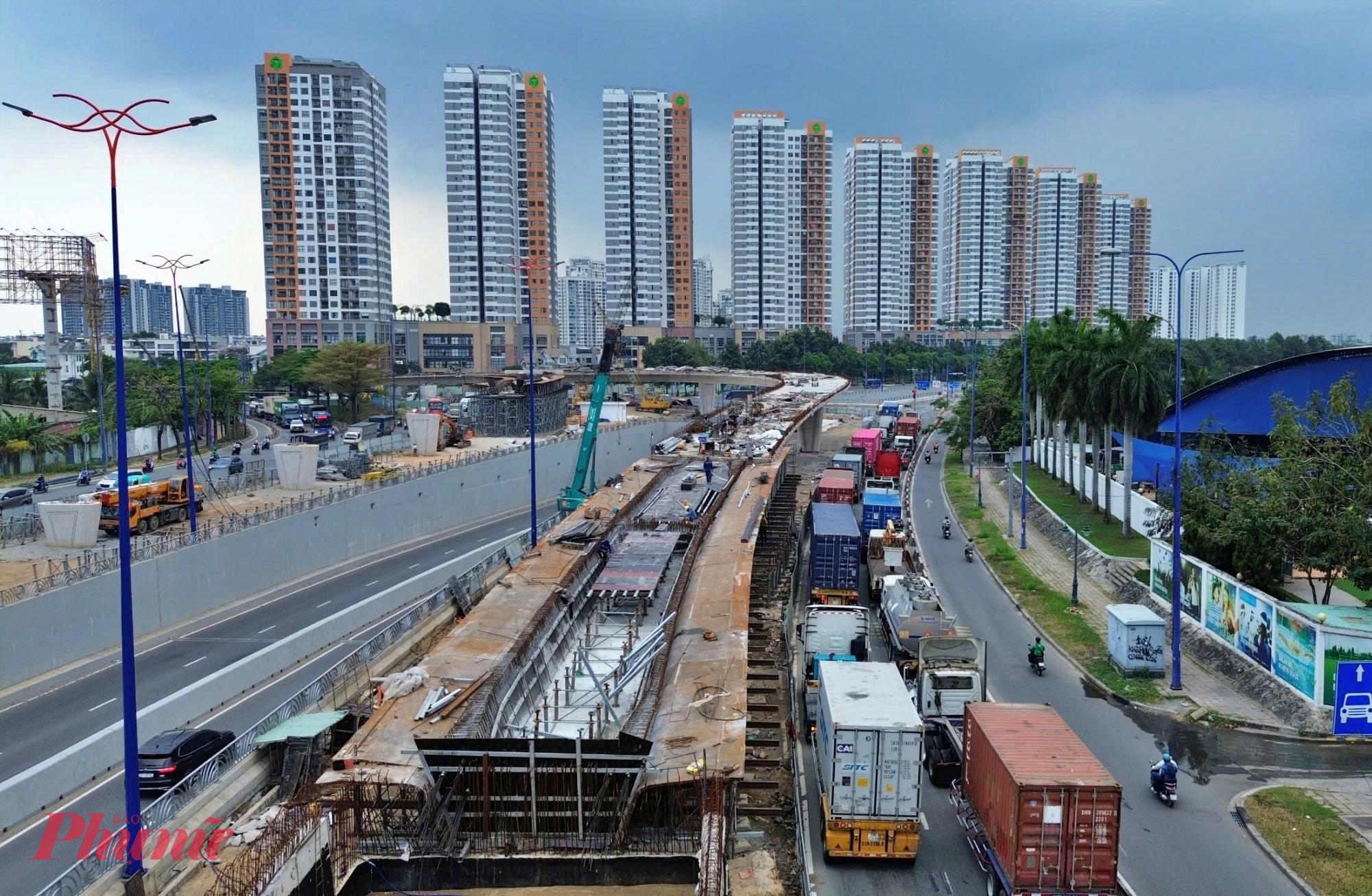 Đơn vị thi công đang khẩn trương hoàn thành phần nhịp đường dẫn cầu N3 tại phía đường Mai Chí Thọ