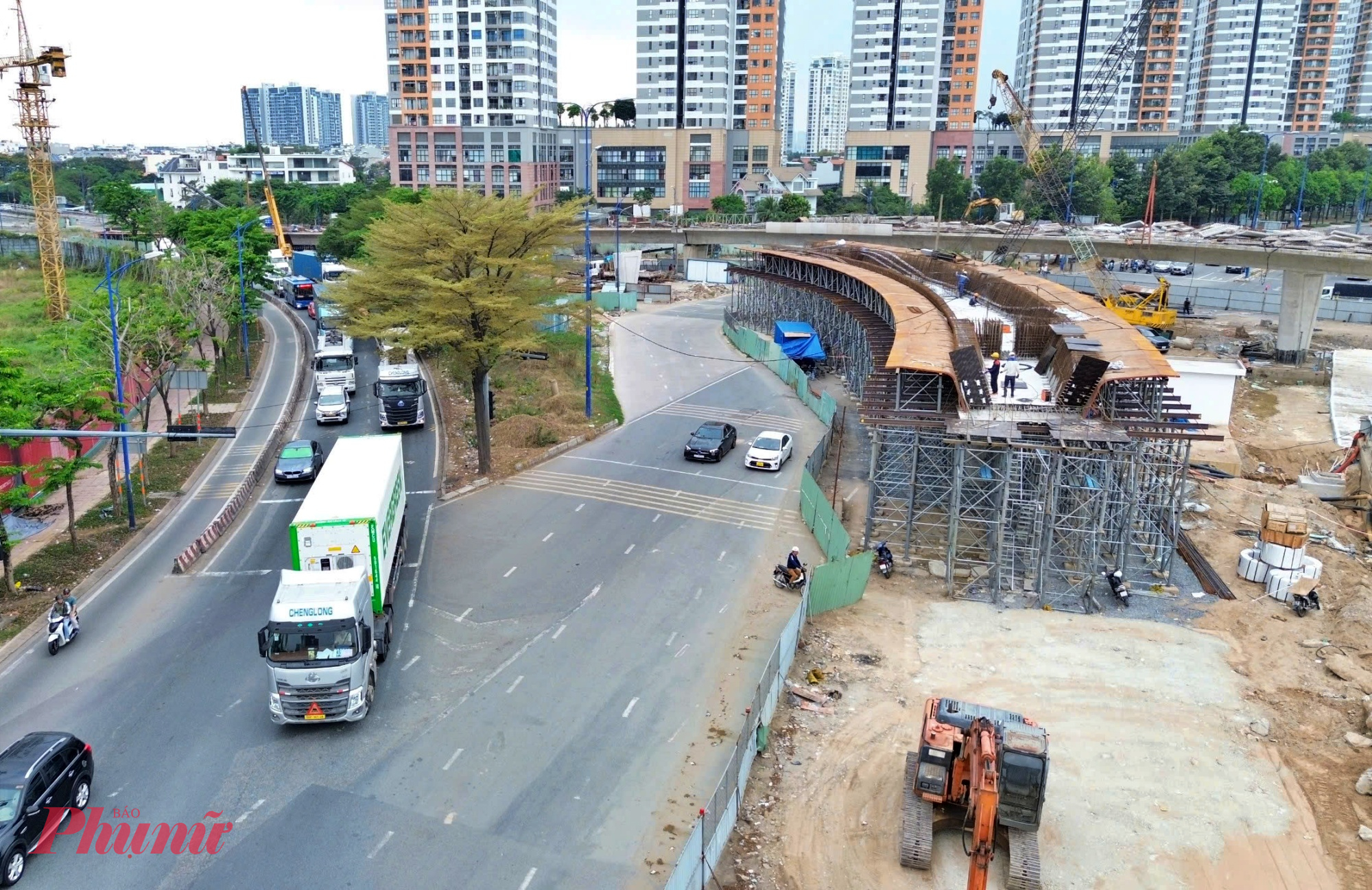 Theo Ban Giao thông, nhánh cầu N4 cũng đang được đẩy nhanh tiến độ, dự kiến hoàn thành 30/6/2026. Mốc thời gian này cũng sẽ thông xe nhánh cầu N1.1 và N1.3.