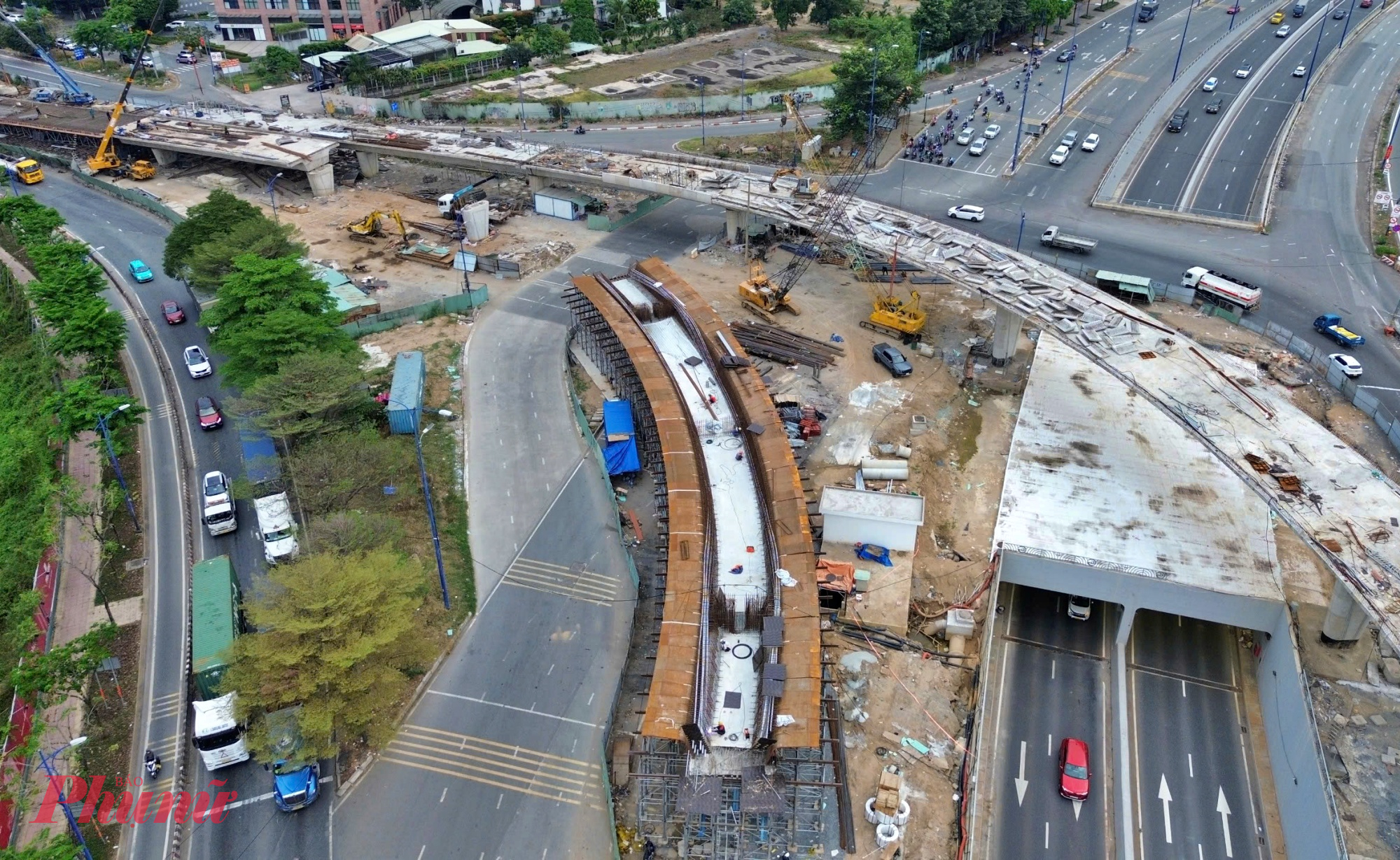Theo ghi nhận, nhiều mũi thi công được triển khai song song để đẩy nhanh tiến độ các hạng mục còn lại của nhánh cầu. Khi hoàn thành, nhánh cầu N3 sẽ cho phép dòng xe lưu thông theo hướng từ đường Mai Chí Thọ đi Đồng Văn Cống, giúp phương tiện di chuyển thuận lợi vào cảng Cát Lái, khu vực thường xuyên xảy ra ùn tắc do lưu lượng xe container lớn.