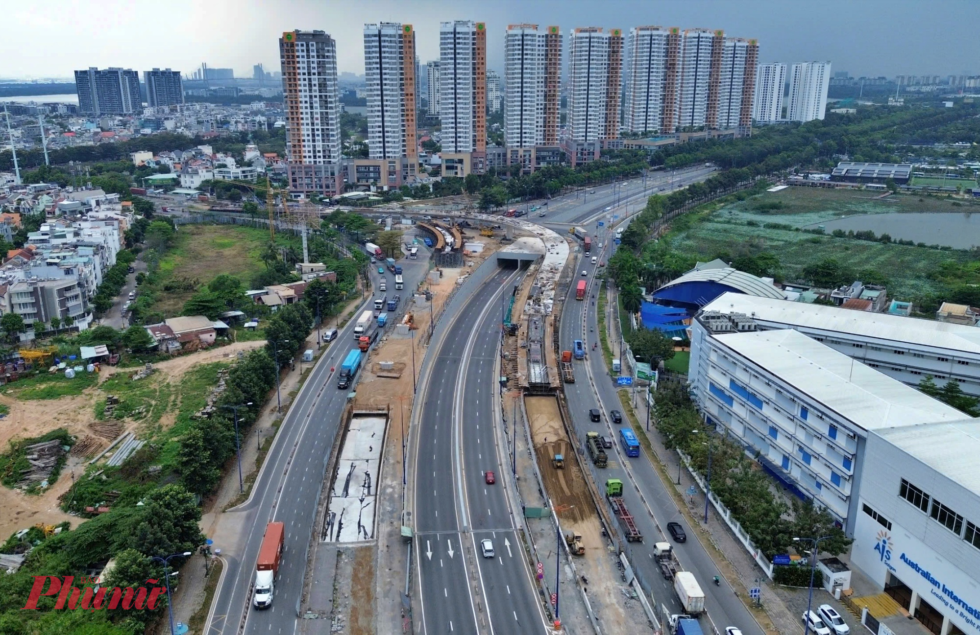Ban Quản lý dự án đầu tư xây dựng các công trình giao thông (Ban Giao thông - chủ đầu tư) cho biết, nhánh cầu N3 đã hoàn thành các nhịp chính, đang thi công đường dẫn lên cầu, dự kiến thông xe ngày 30/4/2026. 