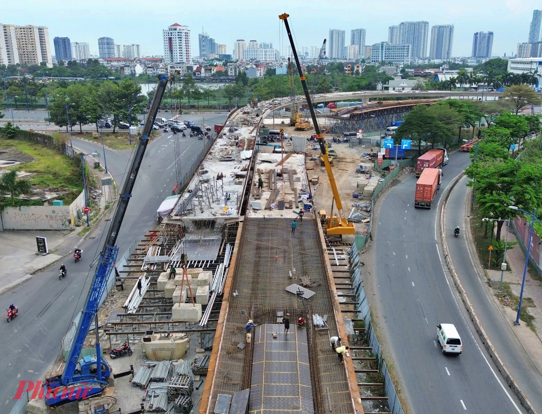 Song song đó, nhánh cầu N4 dành cho hướng xe từ đường Đồng Văn Cống về Mai Chí Thọ cũng đang được các nhà thầu đẩy nhanh tiến độ để sớm hoàn thành, góp phần hoàn chỉnh các hướng lưu thông quan trọng tại nút giao.