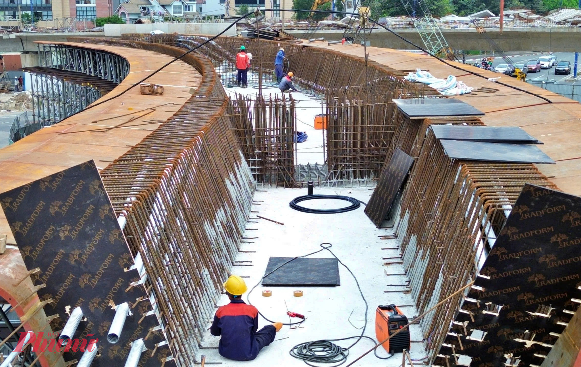 Công nhân đang thi công phần mép cầu N4