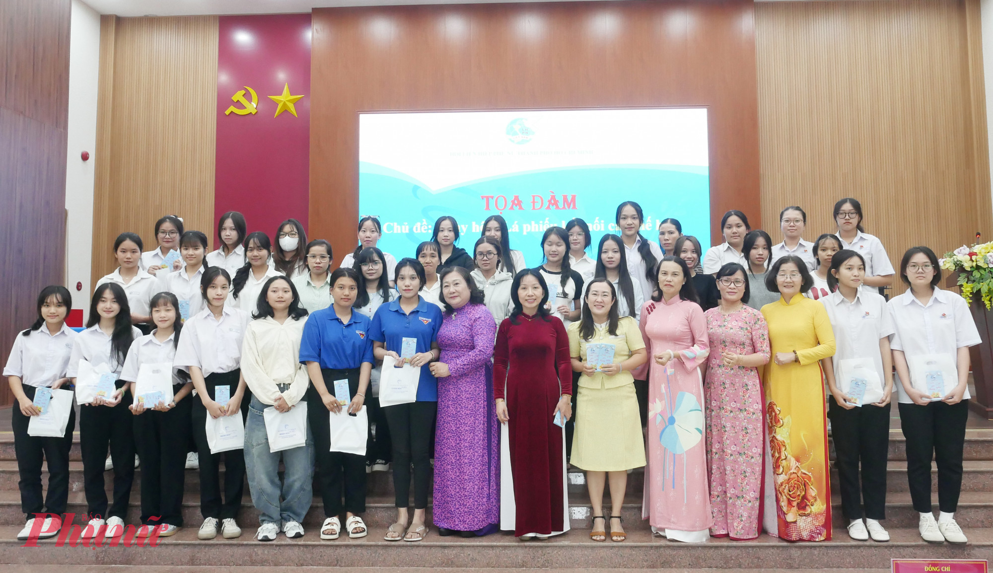 Tại chương trình, ban tổ chức cùng nhà tài trợ cũng gừi phần quà động viên đến các nữ thanh niên 