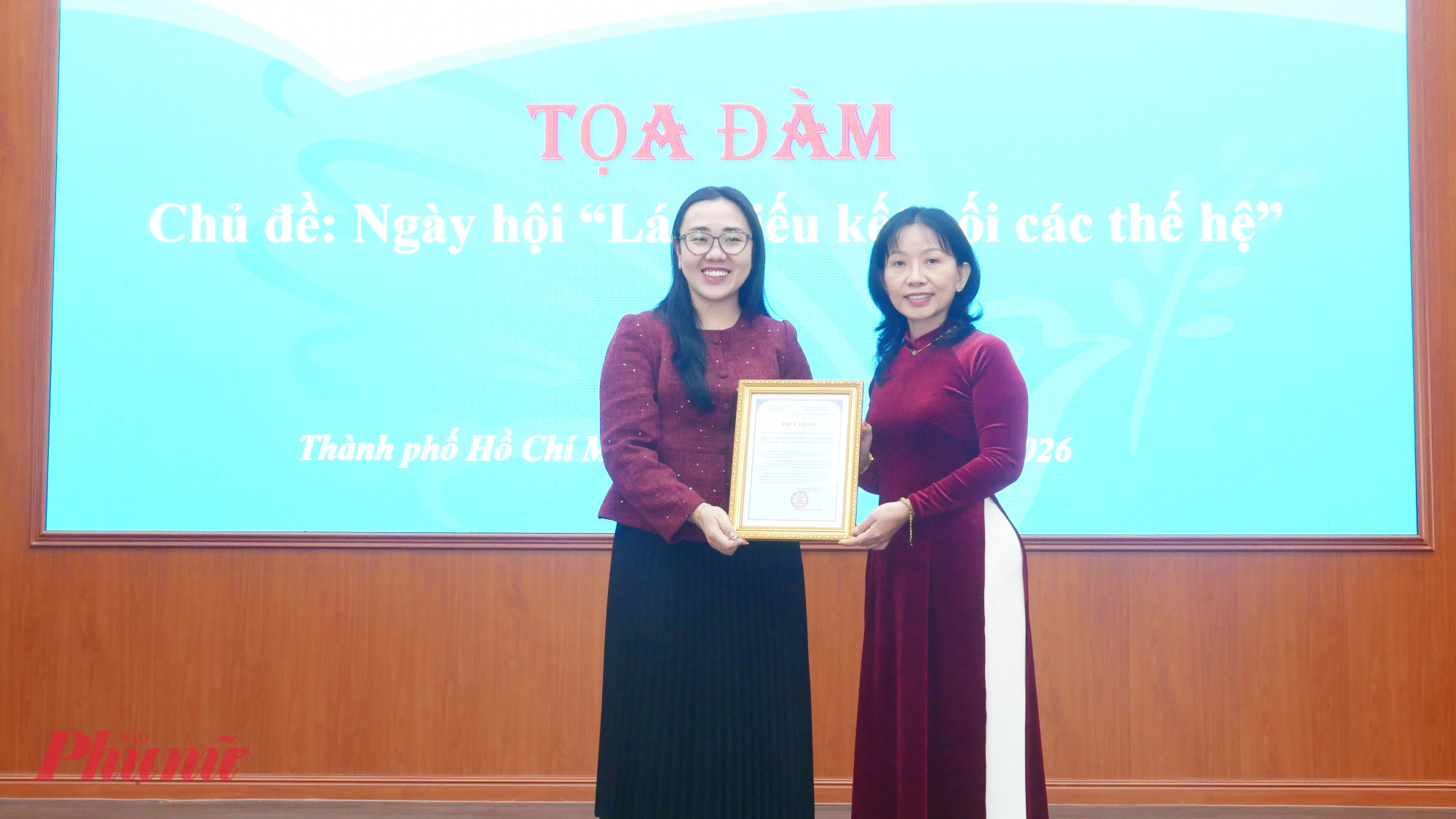 Bà Huỳnh Thị Thúy Phương - Phó chủ tịch Hội LHPN TPHCM - tặng thu cảm ơn đến xã Kim Long đã hỗ trợ, phối hợp tổ chức chương trình - Ảnh: Trang Nguyễn 