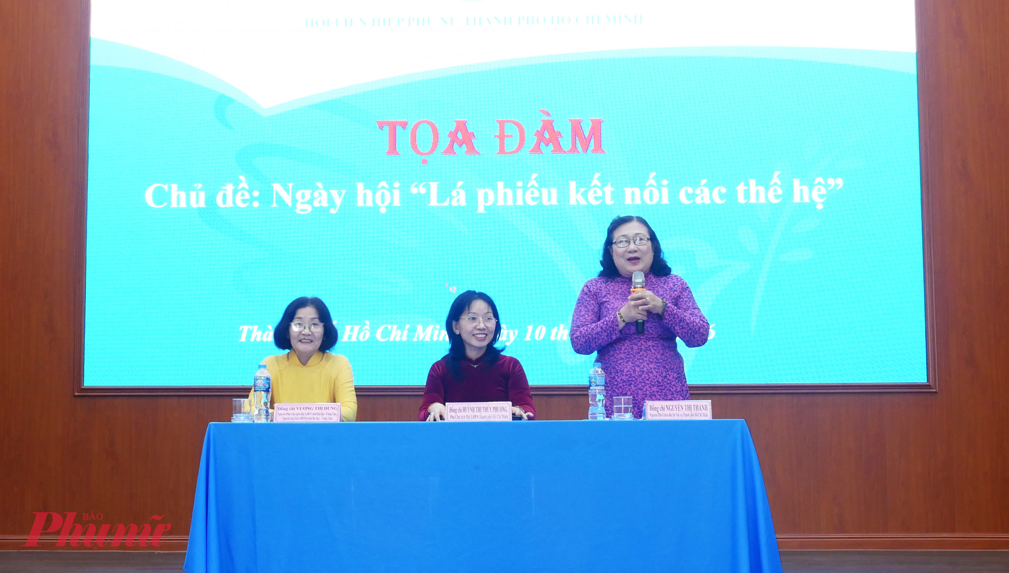 Bà Nguyễn Thị Thanh - nguyên Phó giám đốc Sở Nội vụ TPHCM - chia sẻ với các cử tri trẻ về quyền công dân khi tham gia bầu cử - - Ảnh: Trang Nguyễn 