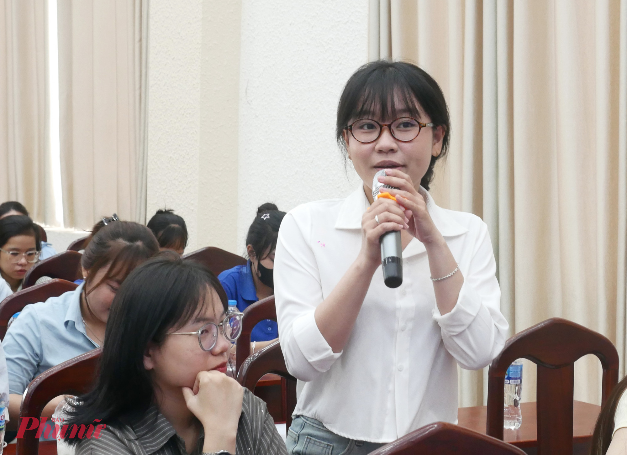 Trong phần trao đổi, nhiều nữ thanh niên đặt câu hỏi xoay quanh cảm xúc lần đầu đi bầu, cách tìm hiểu thông tin ứng cử viên cũng như các vấn đề an sinh, việc làm, giáo dục, y tế tại địa phương - Ảnh: Trang Nguyễn