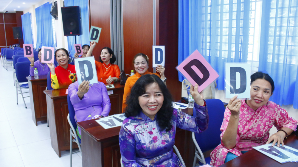 Hội LHPN phường Hoà Hưng tổ chức hội thi tìm hiểu về bầu cử với chủ đề “Phụ nữ hướng về ngày hội non sông”, giúp cán bộ, hội viên và công nhân lao động nâng cao nhận thức về trách nhiệm công dân, hiểu rõ quy trình, thời gian tổ chức bầu cử cũng như các quy định liên quan.