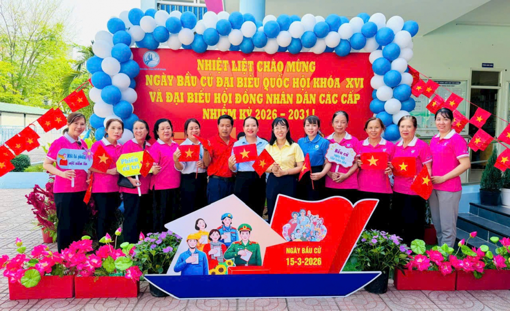 Tại xã Bình Hưng, không khí tuyên truyền hướng về ngày bầu cử cũng diễn ra sôi nổi, phấn khởi. Các tuyến đường được trang trí rực rỡ với cờ đỏ, băng rôn, khẩu hiệu tuyên truyền, tạo nên khí thế vui tươi, lan tỏa tinh thần của Ngày hội toàn dân đi bầu cử. Lãnh đạo và hội viên phụ nữ địa phương cũng tích cực tham gia các hoạt động truyền thông, góp phần nâng cao nhận thức và khơi dậy tinh thần trách nhiệm của cử tri.