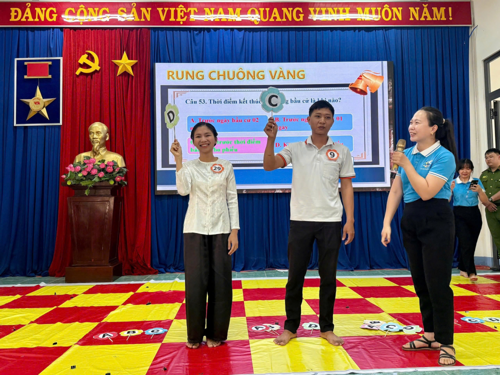 Tương tự,  Hội LHPN xã Minh Thạnh phối hợp Đoàn thanh niên và Phòng Văn hóa – Xã hội xã tổ chức cuộc thi “Tìm hiểu pháp luật về bầu cử đại biểu Quốc hội khoá XVI và đại biểu HĐND các cấp nhiệm kỳ 2026 – 2031” bằng hình thức “rung chuông vàng”. Đây là cách tuyên truyền về cuộc bầu cử gần gũi, sinh động, qua đó giúp cử tri là cán bộ, hội viên phụ nữ, đoàn viên thanh niên và người dân dễ tiếp cận thông tin, nắm rõ quyền và trách nhiệm của mình trong “Ngày hội non sông”.