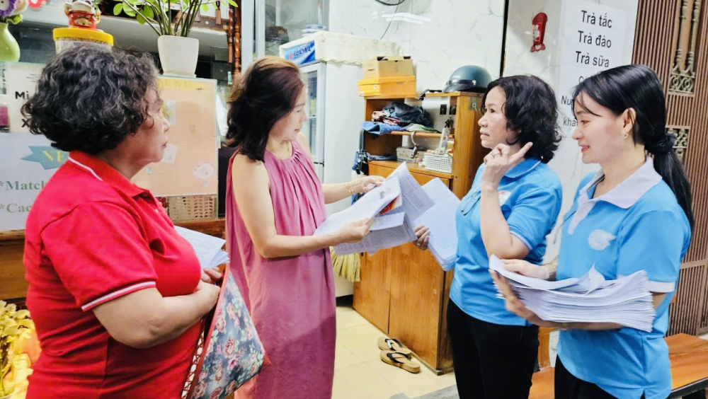 Đặc biệt, Hội LHPN phường Tân Sơn Hoà còn thành lập 26 tổ “Cùng nhau đi bầu cử” với 118 thành viên là hội viên phụ nữ tại các khu phố đến từng nơi, gõ cửa từng nhà để lan toả lâu rộng đến người dân địa phương về bầu cử.