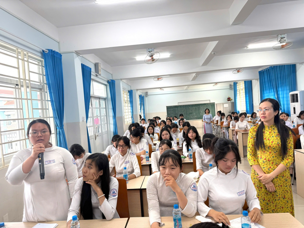 Trong hai ngày 4 và 10/3,  Hội LHPN TPHCM đã tổ chức tọa đàm với chủ đề Ngày hội “Lá phiếu kết nối các thế hệ” tại phường An Phú và xã Kim Long. Buổi tọa đàm không chỉ là hoạt động tuyên truyền pháp luật về bầu cử , mà còn góp phần giúp các em nữ sinh hiểu rõ hơn ý nghĩa của lá phiếu – quyền dân chủ và cũng là trách nhiệm của mỗi công dân khi tham gia xây dựng đất nước.