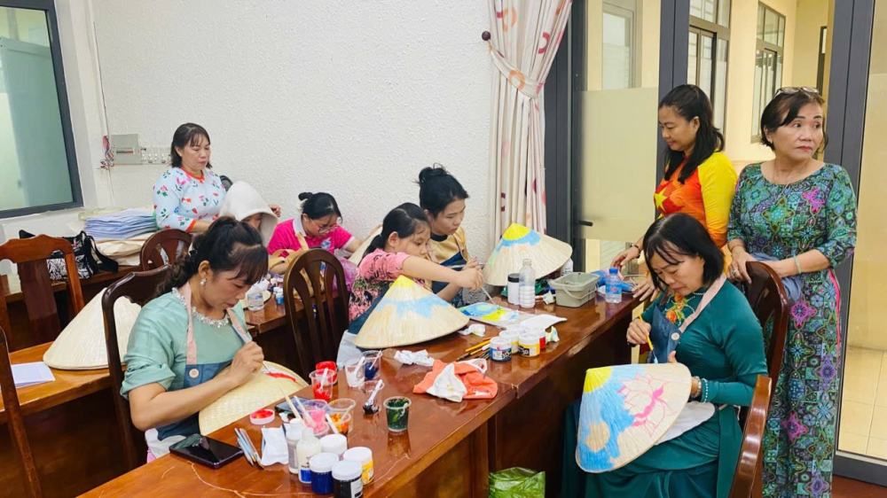 Tại phường Đông Hưng Thuận, cán bộ, hội viên phụ nữ 8 cụm thi đua trực thuộc Hội LHPN phường tham gia hội thi vẽ tranh trang trí nón lá gắn với chủ đề “Sắc nón phụ nữ - Vững tin ngày hội lớn”. Các chị em đã “thổi hồn” vào những chiếc nón lá bằng cách tô điểm hình ảnh cờ và hoa, thùng phiếu bầu cử, cử tri nơi đầu sóng đi bầu cử sớm… Có 24 chiếc nón lá được các chị em hoàn thành. 