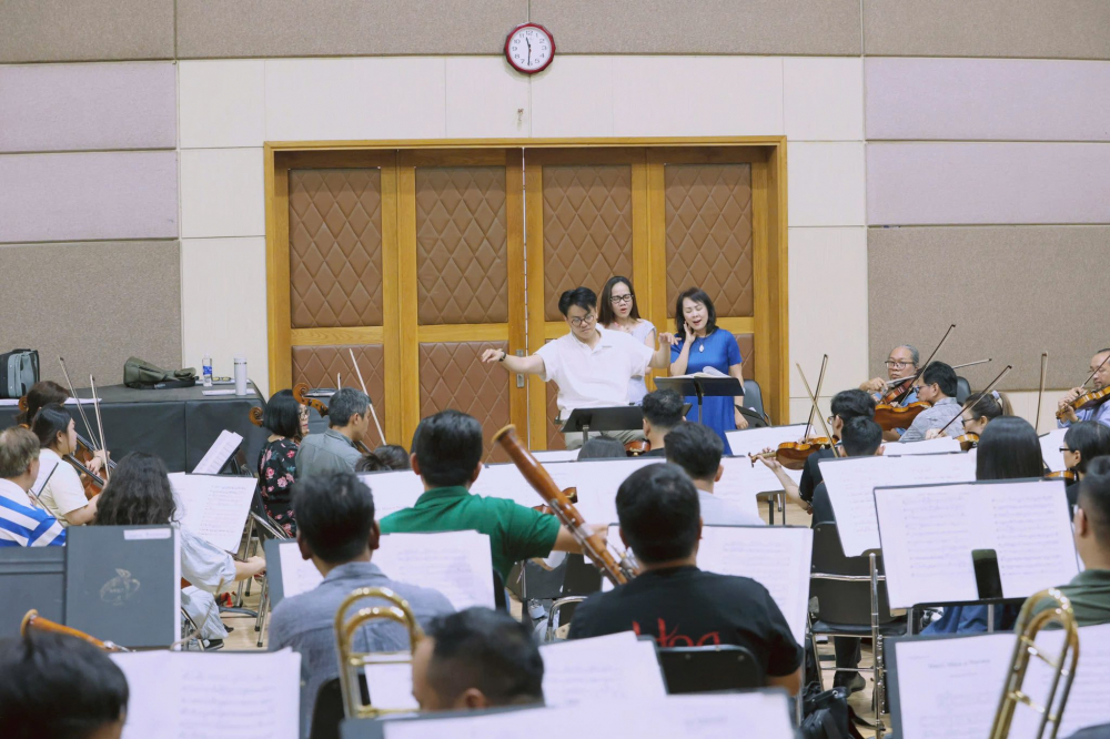 Các nghệ sĩ đang tích cực tập luyện cho đêm hòa nhạc mùa Xuân - Ảnh: HBSO