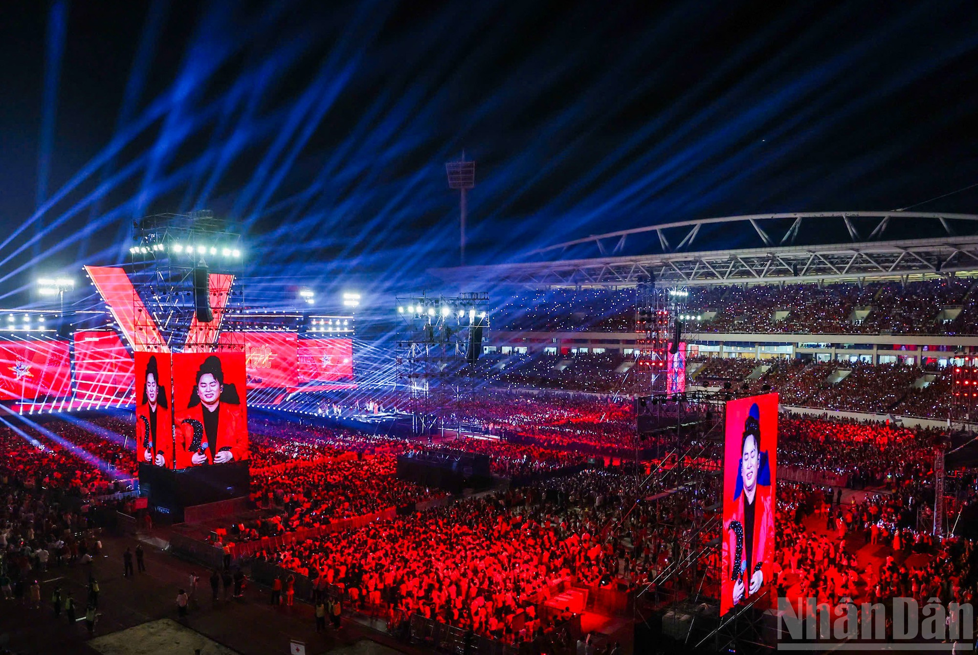 Sân vận động quốc gia Mỹ Đình phủ kín một màu đỏ yêu nước với hơn hơn 50 nghìn khán giả đến với chương trình “Tổ quốc trong tim”Sân vận động quốc gia Mỹ Đình phủ kín một màu đỏ yêu nước với hơn hơn 50 nghìn khán giả đến với chương trình “Tổ quốc trong tim”