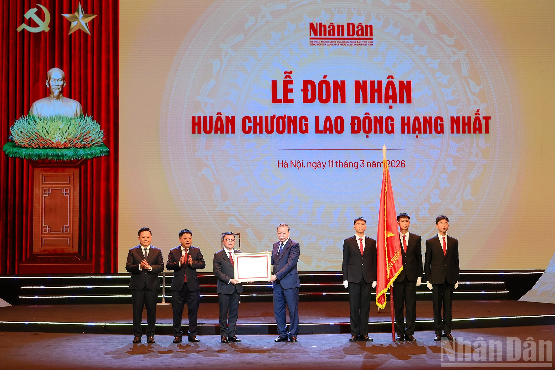 Tổng Bí thư Tô Lâm thay mặt Lãnh đạo Đảng và Nhà nước trao Huân chương Lao động hạng Nhất tặng Báo Nhân Dân. Nguồn ảnh: Báo Nhân dân 