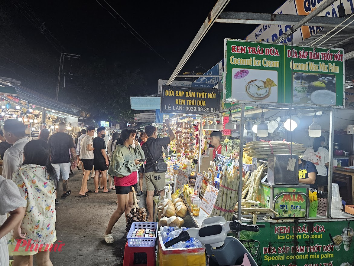 Sau khi chợ đêm dừng hoạt động thì sẽ xử lý hành vi lấn chiếm lòng lề đường - Ảnh Phú Hữu