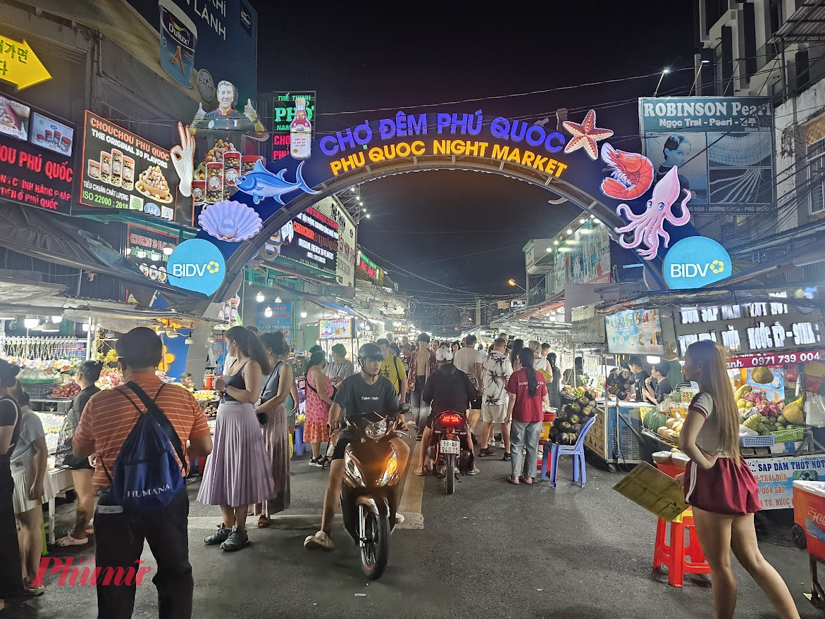 Phòng Kinh tế, Hạ tầng và Đô thị họp lấy ý kiến chốt phương án tháo dỡ chợ đêm Phú Quốc - Ảnh Phú Hữu