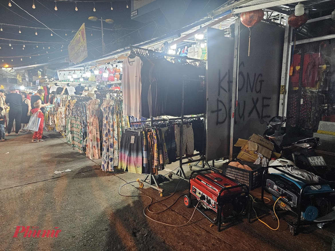 Mặc dù đã hết thời gian gia hạn, nhưng vẫn dùng máy phát điện để tiếp tục kinh doanh - Ảnh Phú Hữu