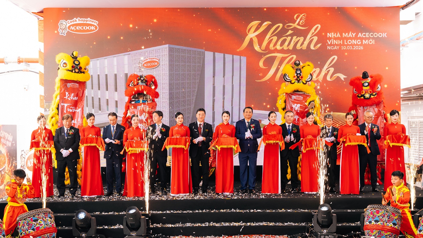 Các đại biểu và ban lãnh đạo công ty tham gia nghi thức khánh thành nhà máy Acecook Vĩnh Long mới - Ảnh: ACV