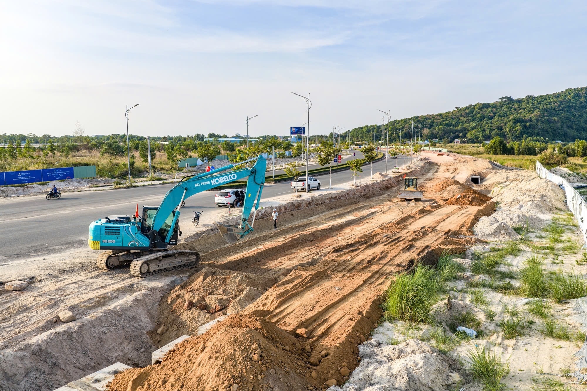 hiện nay tuyến đường ĐT.975, đoạn từ ngã ba Cửa Lấp đến nút giao Nguyễn Văn Cừ vẫn bị lấn chiếm trái phép - Ảnh Bình Minh