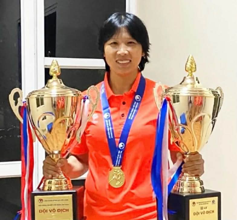 Giàu thành tích ở giải quốc gia, nhưng do chỉ có bằng B, nên khi ra đáu trường châu Á, HLV Kim Chi không được đăng ký chức danh HLV trưởng CLB TP.HCM