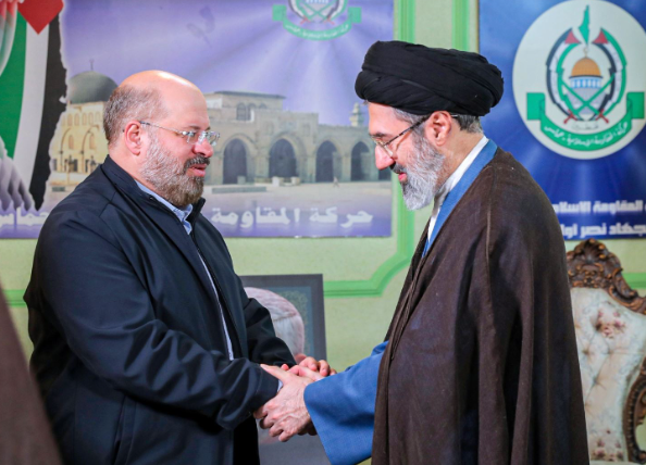 Mojtaba Khamenei (phải) được cho là vẫn ổn định và không gặp nguy hiểm.