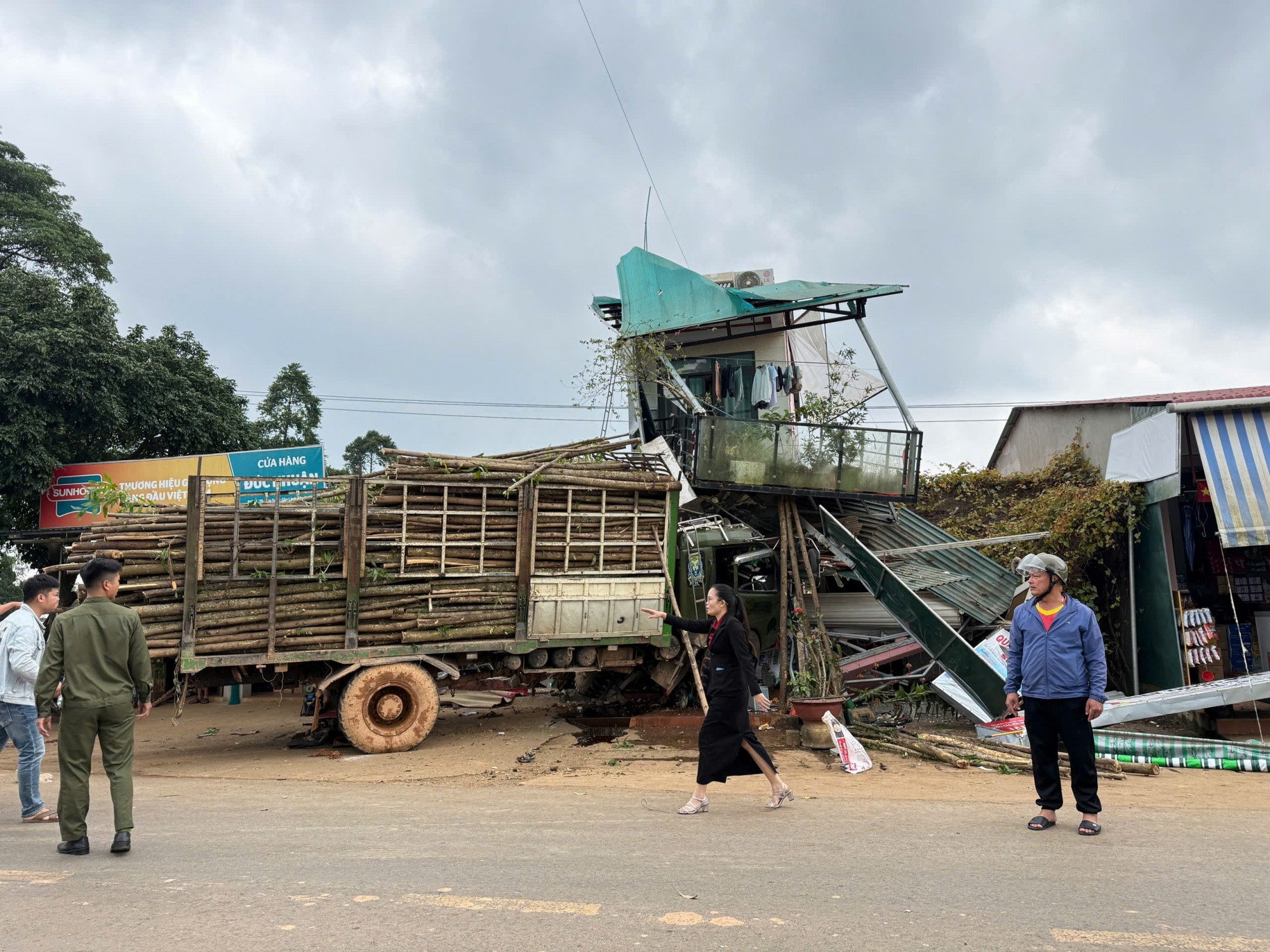 Hiện trường vụ tại nạn giao thông nghiêm trọng 