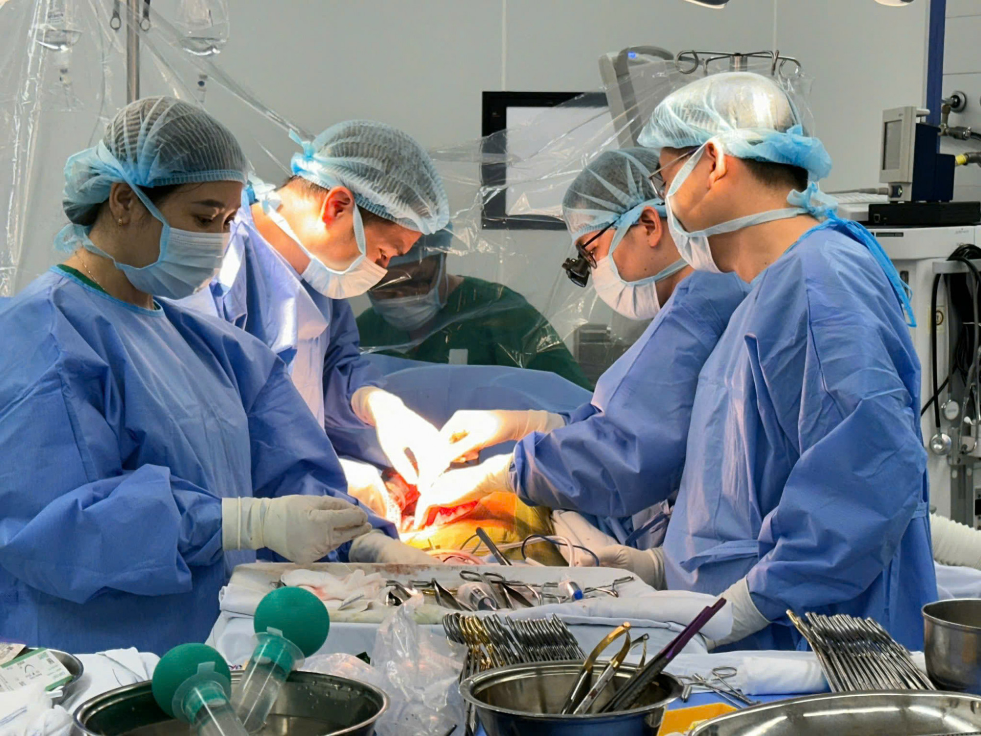 Ê-kíp bác sĩ Bệnh viện Quân y 175 phẫu thuật cho ông S., ảnh BVCC