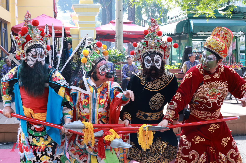 Hát  bội trở lại đời sống đô thị thông qua nhiều sự kiện văn hóa và nhân  đướcuwj quan tâm của đông  đảo khán giả, đặc  biệt  là  lkhán  giatr  trẻ