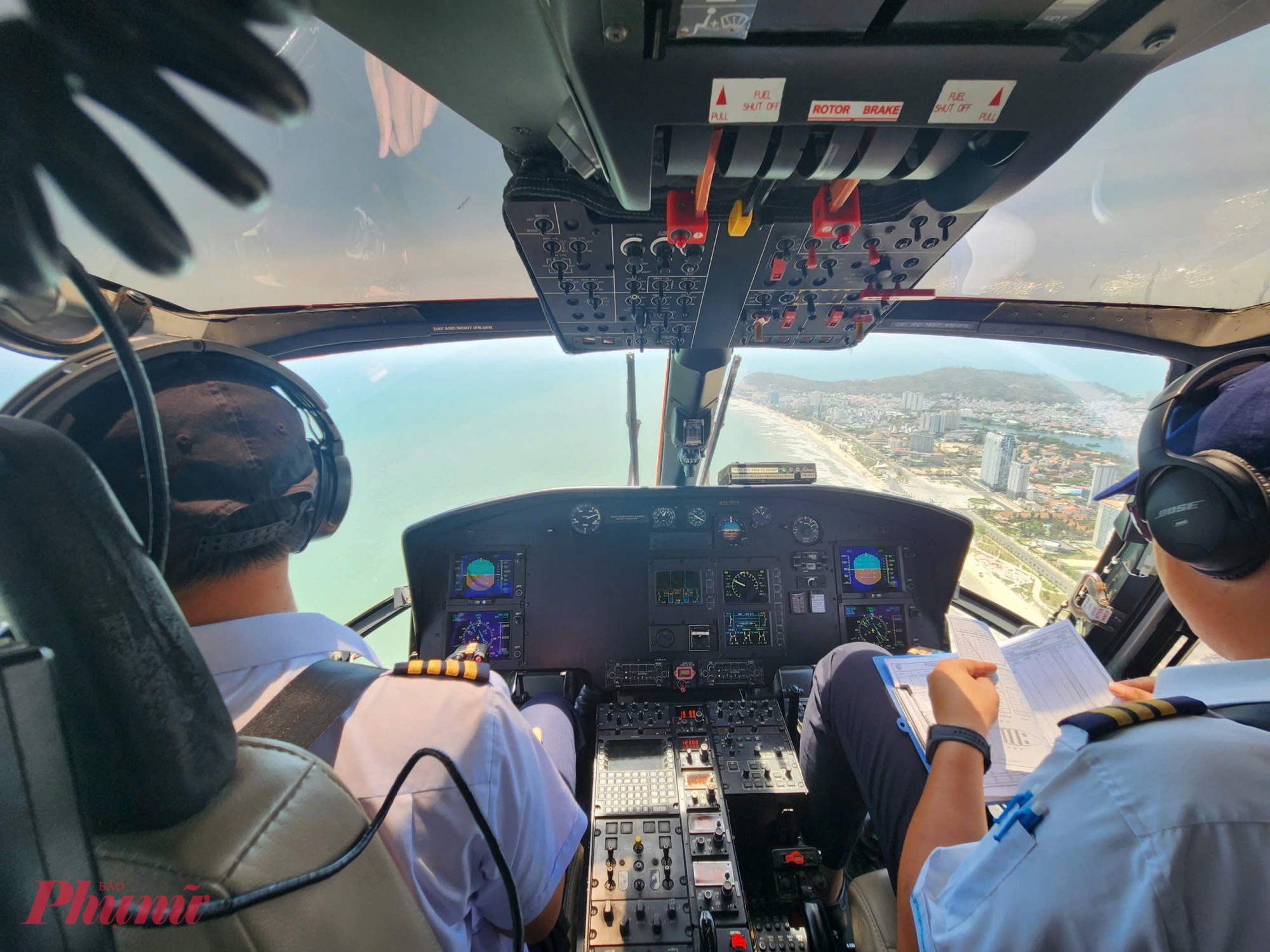 Từ độ cao vừa phải du khách sẽ được trải nghiệm ngắm cảnh, nghe thuyết minh điểm đến thông qua hệ thống phát từ tai nghe.