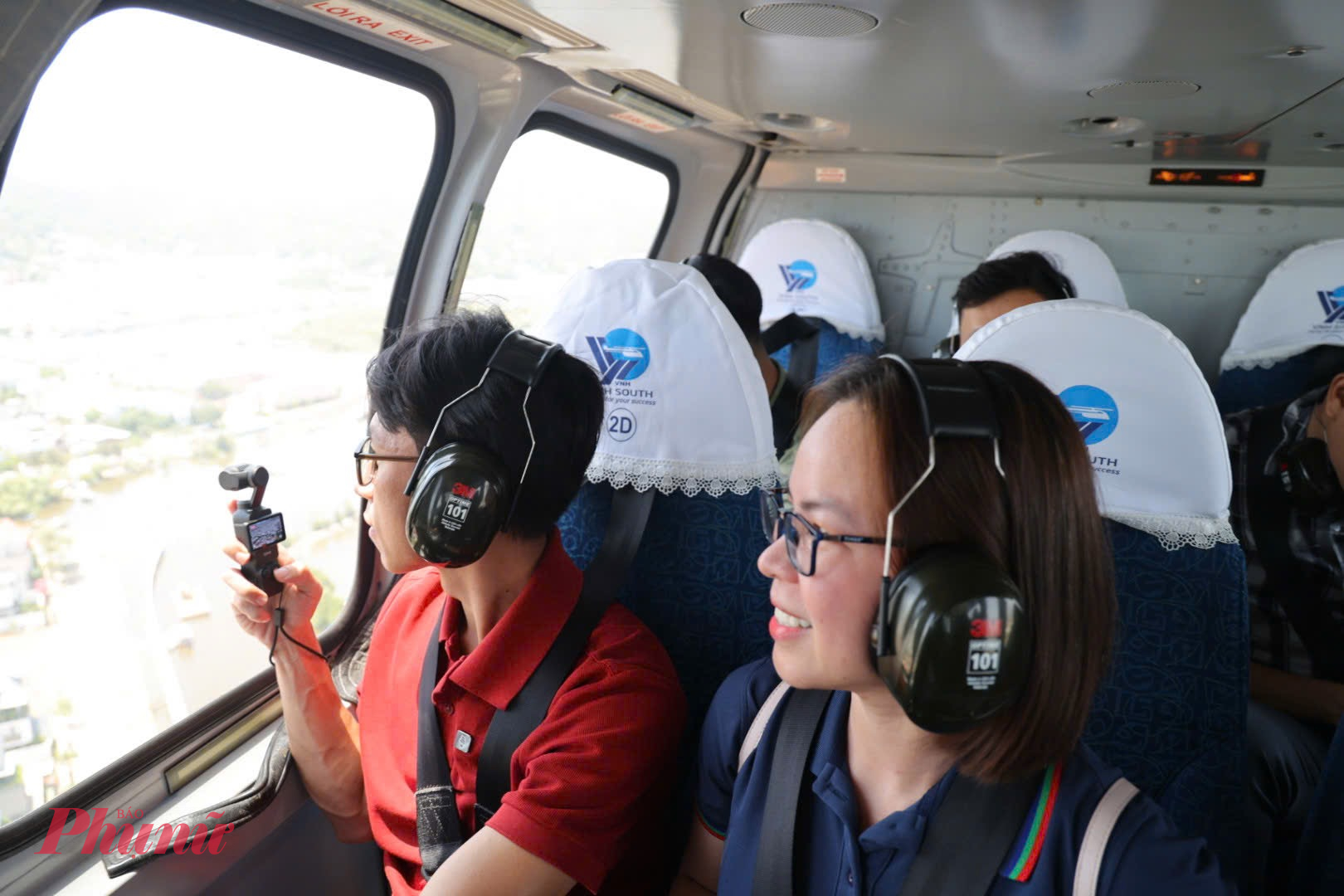 Du khách tranh thủ ghi lại phong cảnh từ trực thăng