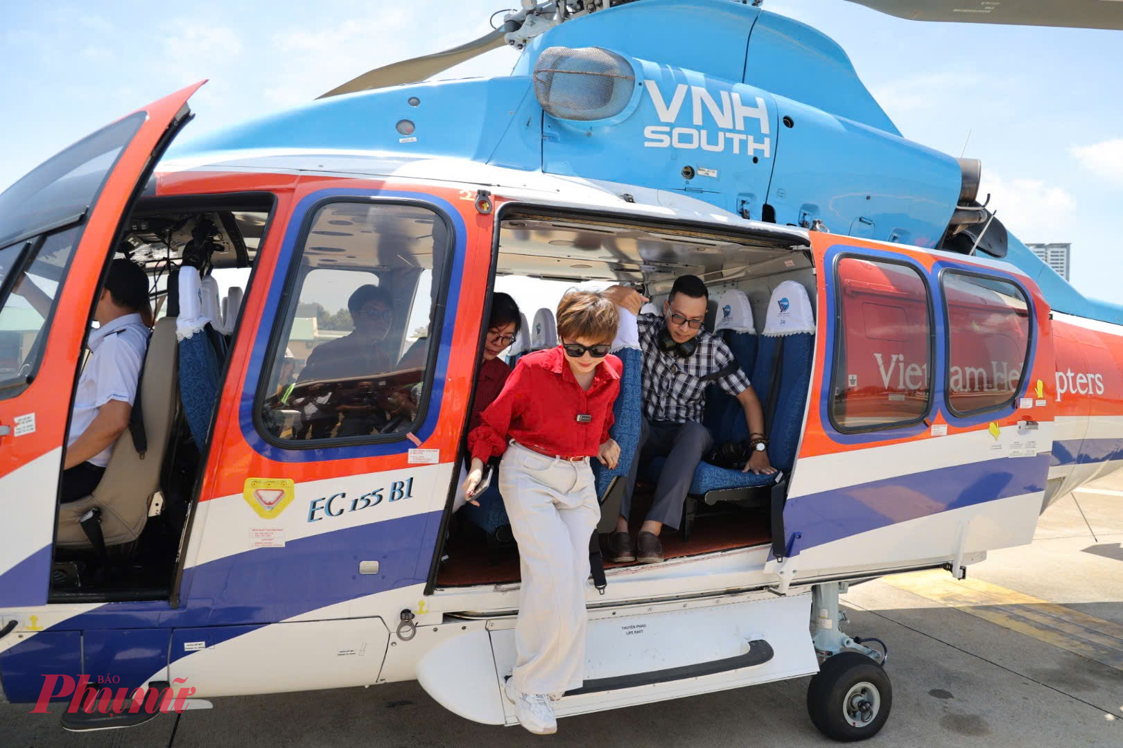 Những khách đầu tiên trải nghiệm tour trực thăng ngắm TPHCM từ trên cao.