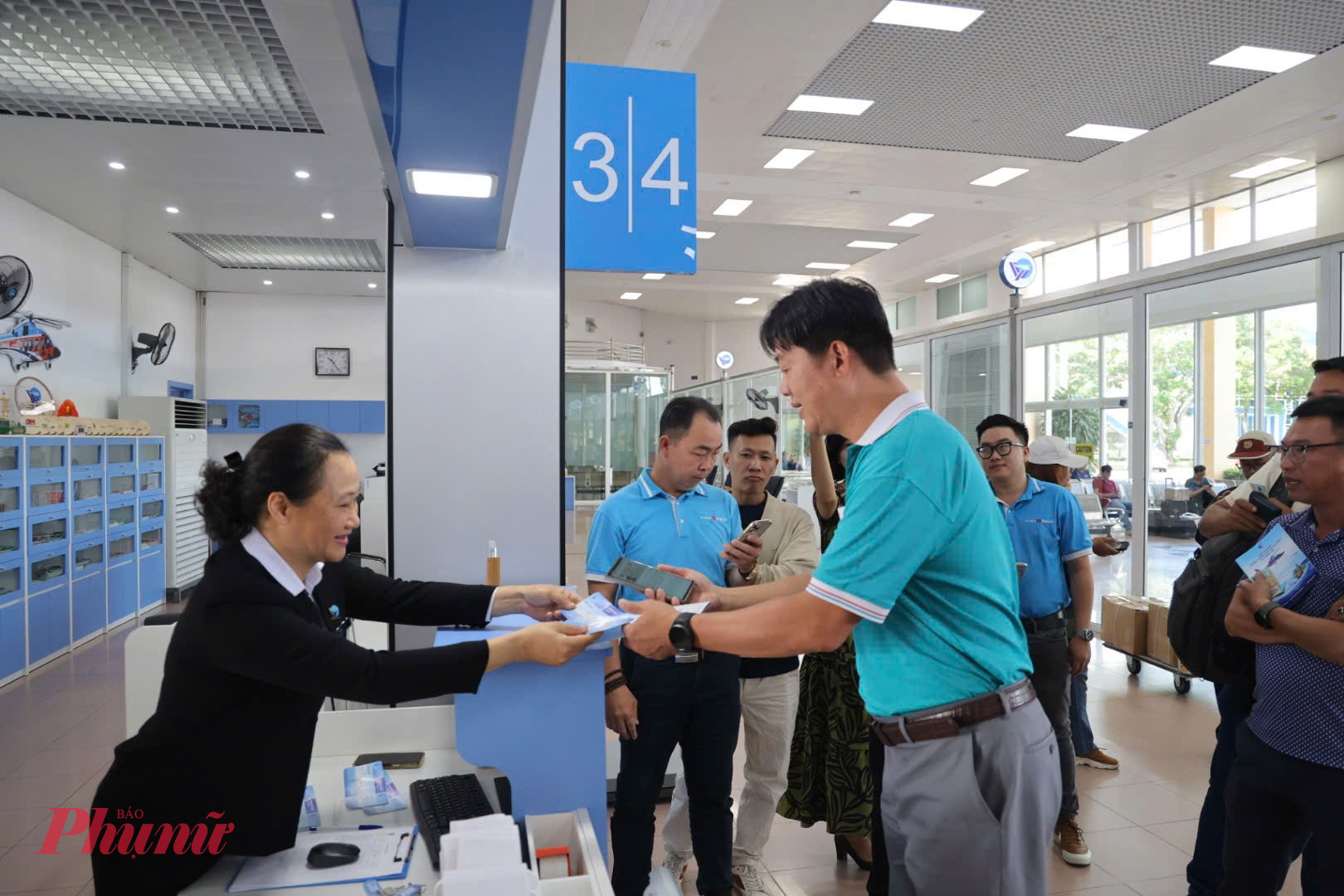 Từ khoang trực thăng, thành phố và vùng ven biển hiện ra với những dải đô thị xen lẫn không gian biển rộng lớn. Các khu vực như làng bè Long Sơn, đảo Gò Găng hay vùng Long Sơn hiện lên rõ nét, tạo nên bức tranh sinh động về đời sống và cảnh quan khu vực. So với việc tham quan bằng đường bộ hoặc đường thủy, trải nghiệm ngắm cảnh từ trên cao mang lại cảm giác mới lạ và ấn tượng cho nhiều du khách.