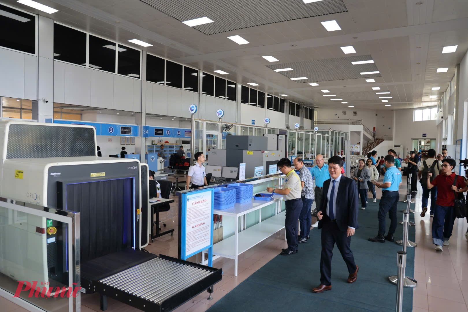 Khách làm thủ tục kiểm soát an ninh tại sân bay Vũng Tàu trước khi trải nghiệm trực thăng.
