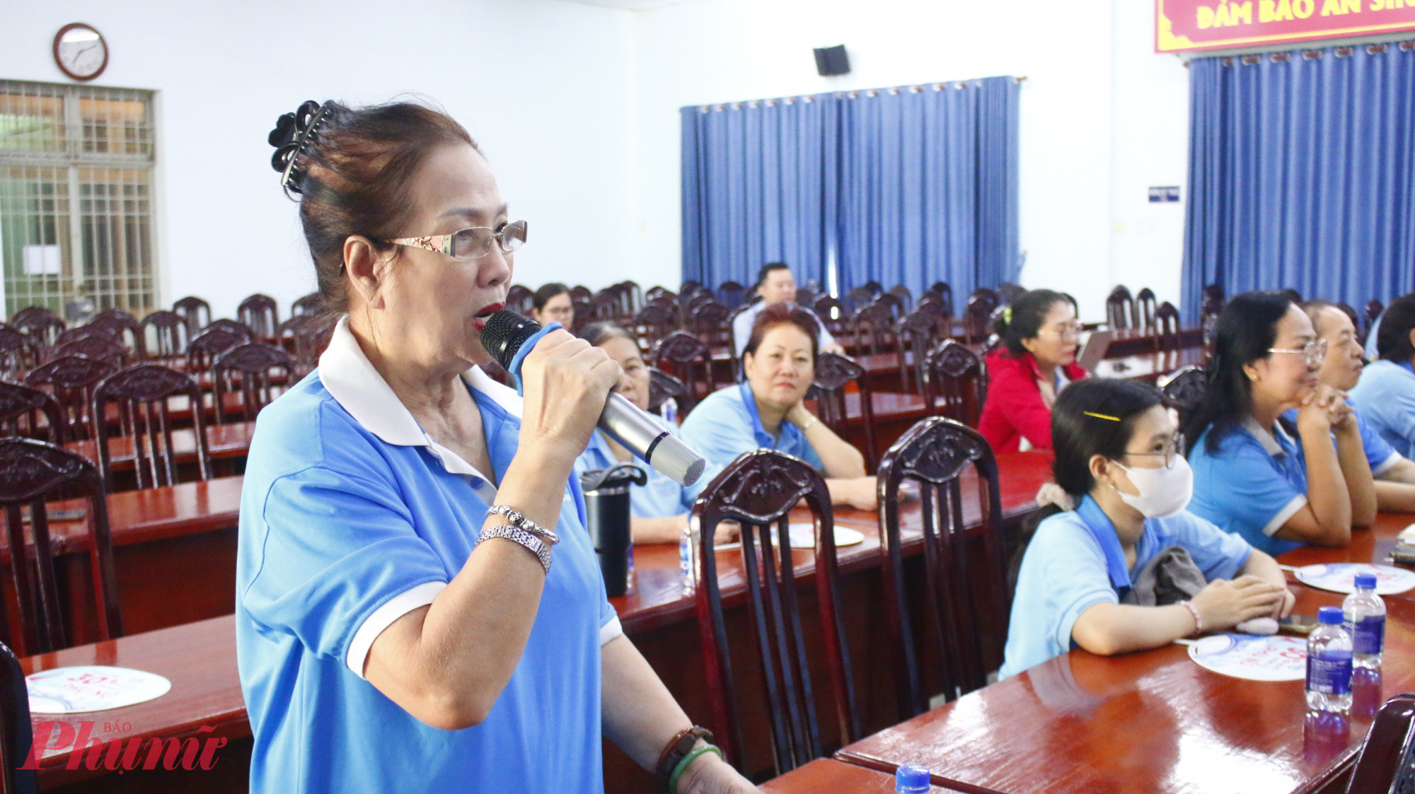 Nữ cử tri nêu ý kiến tại hội nghị