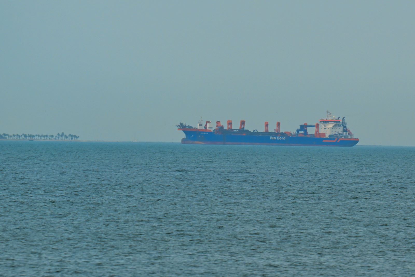 Tàu thương mại neo đậu ngoài khơi bờ biển thành phố Dubai, Các Tiểu vương quốc Arab Thống nhất (UAE) khi hệ thống hàng hải bị gián đoạn tại Eo biển Hormuz, ngày 2/3/2026 - Ảnh: Anadolu Agency/TTXVN