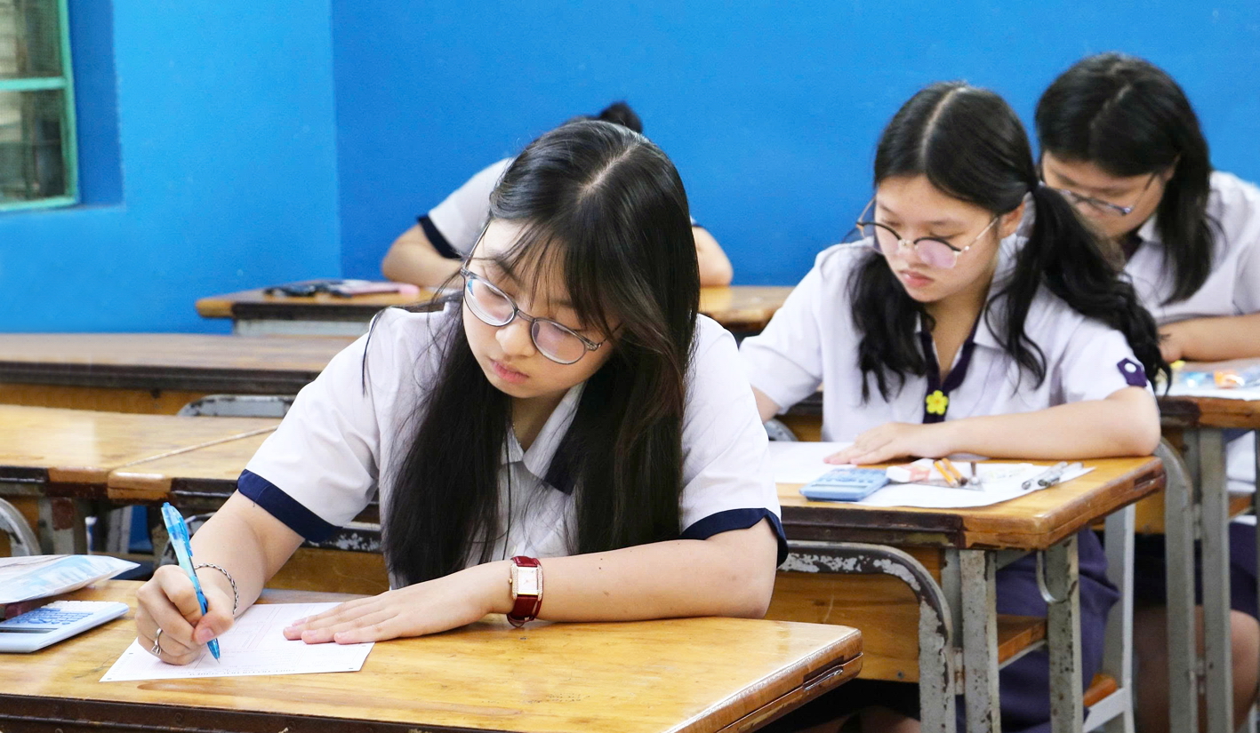 Thí sinh tham dự kỳ thi tốt nghiệp THPT năm 2025 tại điểm thi Trường THCS Lê Lợi, TPHCM. Ảnh: Trang Thư